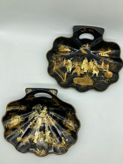 null Two shell-shaped RAMASSE-MIETTES in boiled cardboard with gilded decoration...