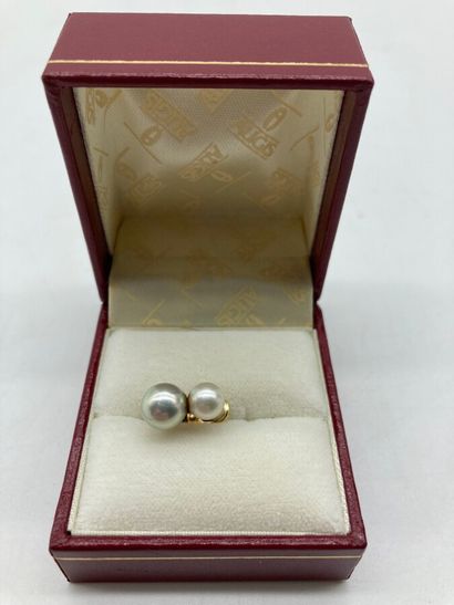 null Ear clip with stem decorated with two cultured pearls in 18K gold (750/oo)....