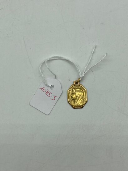 null Octagonal medal in yellow gold. Profile of the Virgin, engraved back. 2,5 gr

LOT...