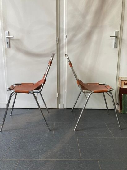 null Deux chaises à pietement tubulaire garni cuir, selectionnées par Charlotte Perriand...