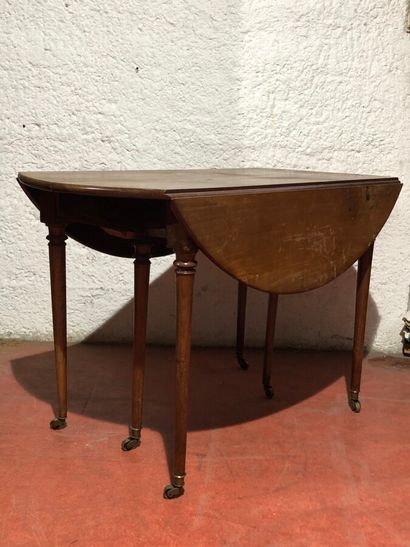 null Mahogany and mahogany veneer table with circular top, tapered legs, six feet....