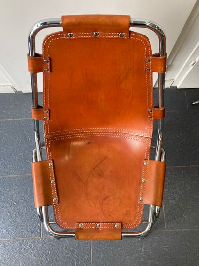 null Deux chaises à pietement tubulaire garni cuir, selectionnées par Charlotte Perriand...