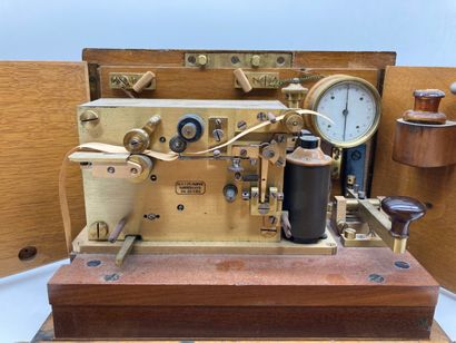 null KJOBENHAUN. Morse telegraph in its wooden case with handle and key. 20 x 28...