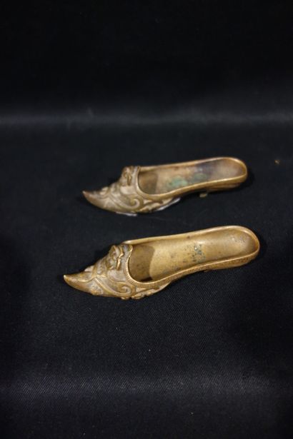 null Paire de souliers, en bronze.

L. 10 cm.