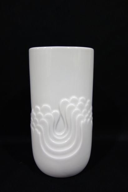 null Vase moderne en porcelaine blanche vernissée.

Signé "Thomas Germany" sous la...