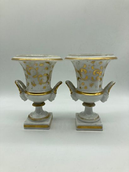 null Pair of Paris porcelain VASES with gilt decoration of foliage. 

19th century....