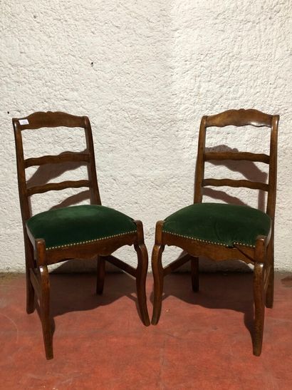 null Pair of chairs in natural wood with a barred back and a cut out belt. 19th century....