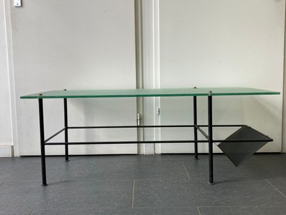 null dans le goût de MATEGOT. TABLE basse rectangulaire à dalle de verre sablé, pietement...