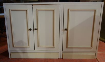 null Lacquered wood cabinet with 3 doors.