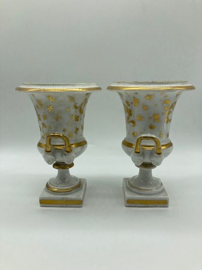 null Pair of Paris porcelain VASES with gilt decoration of foliage. 

19th century....
