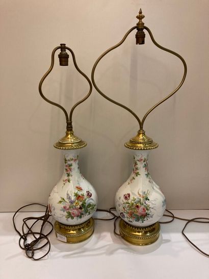 null Pair of baluster kerosene LAMPS, the body in porcelain with polychrome floral...
