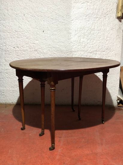 null Mahogany and mahogany veneer table with circular top, tapered legs, six feet....