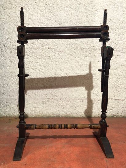 null Natural wood turned baluster loom with a skate base. 

19th century. 

H. 105...