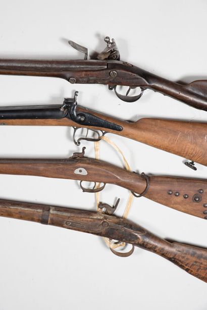 null Fusils militaires à chiens modifiés en Afrique, lot de 4. XIXème siècle. Mauvais...
