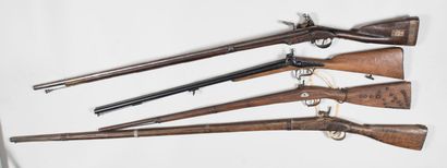 null Fusils militaires à chiens modifiés en Afrique, lot de 4. XIXème siècle. Mauvais...