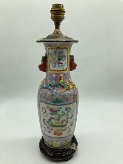 null CHINE. Deux VASES en porcelaine à décor en camaïeu bleu ou polychrome. Percés...