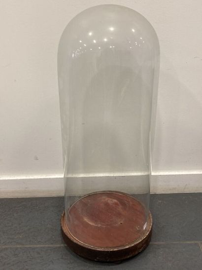 null Grand GLOBE en verre bombé, socle bois (troué). H. 54 cm.