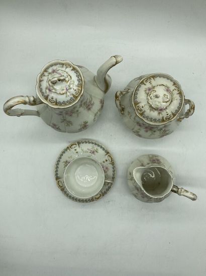 null Service à thé en porcelaine à décor floral polychrome souligné de frises et...