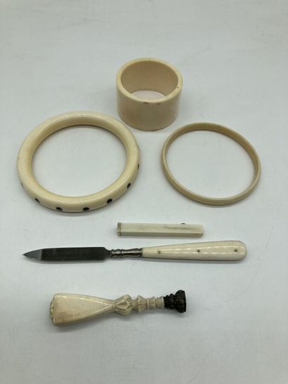 null Lot d'OBJETS en ivoire et façon ivoire comprenant deux bracelets, un sceau à...