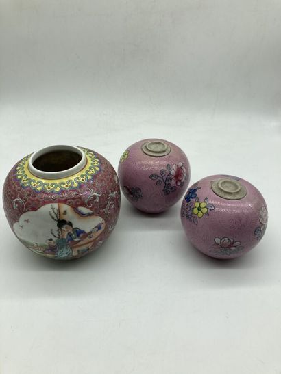 null CHINE. Lot en porcelaine à décor polychrome comprenant un vase boule et une...