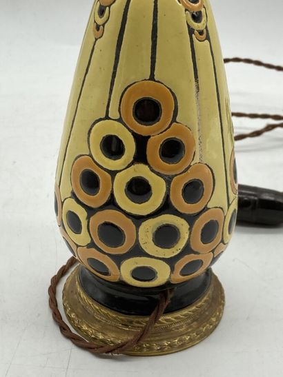 null Pied de lampe formé d'un vase en céramique de Savoie ? 

Monogrammé. 

Epoque...