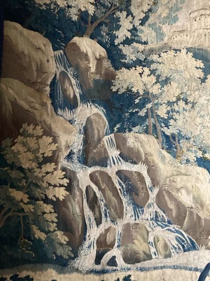 null Fragment d'une tapisserie d'Aubusson à décor d'une cascade. 

Accidents et restaurations....