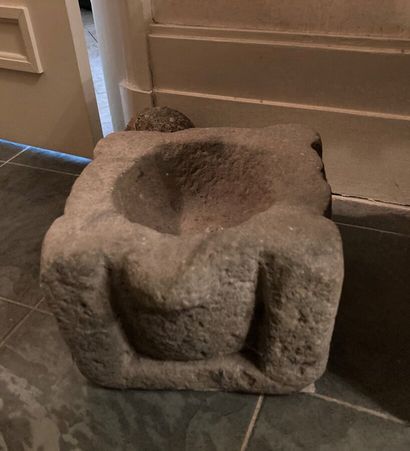 null Un mortier en pierre sculpté. 

18 x 28 cm