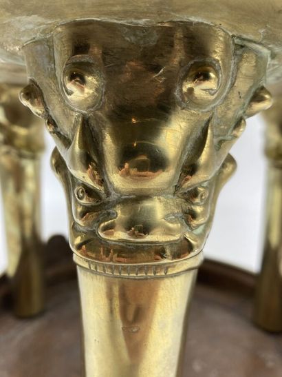 null BRULE PARFUM en bronze doré, prise en forme de chien de Fo. Indochine. 41 x...