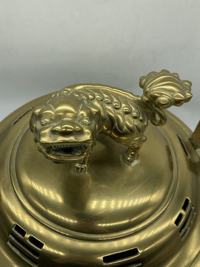 null BRULE PARFUM en bronze doré, prise en forme de chien de Fo. Indochine. 41 x...