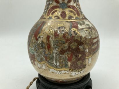 null SATSUMA. VASE à décor polychrome de scènes animées dans des médaillons sur fond...