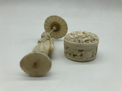 null CHINE - JAPON. Lot en ivoire sculpté et ajouré : BOITE circulaire et OKIMONO...