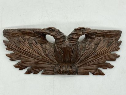 null Elément décoratif en bois sculpté à décor d'un aigle bicéphale. 

14 x 33 c...