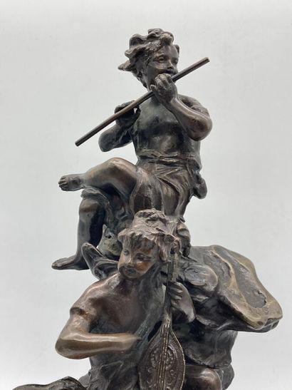 null d'après MOREAU. Couple de MUSICIENS. Sculpture en bronze patiné. H. 38 cm +...