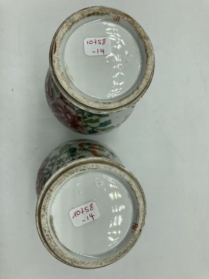null CHINE. Paire de VASES couverts en porcelaine à décor polychrome de pivoiniers...