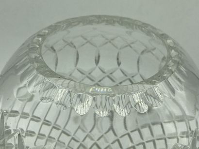 null VASE ovoïde en cristal à décor taillé. H. 28 cm