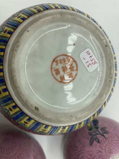 null CHINE. Lot en porcelaine à décor polychrome comprenant un vase boule et une...
