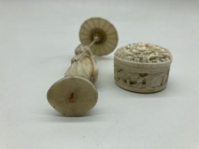 null CHINE - JAPON. Lot en ivoire sculpté et ajouré : BOITE circulaire et OKIMONO...