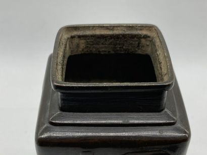 null VASE couvert en bronze patiné. Chine H. 33 cm