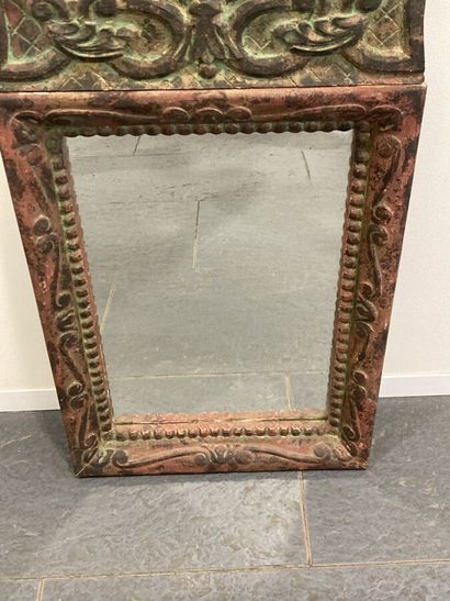 null MIROIR rectangulaire à fronton en bois laqué sculpté et ajouré à décor de dauphins....