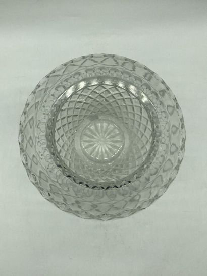 null VASE ovoïde en cristal à décor taillé. H. 28 cm
