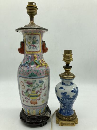 null CHINE. Deux VASES en porcelaine à décor en camaïeu bleu ou polychrome. Percés...