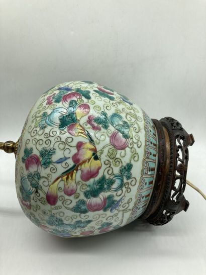 null CHINE. POT à GINGEMBRE en porcelaine à décor polychrome de papillons et fleurs...