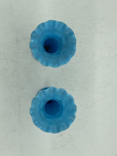 null Paire de petits vases en opaline de foire à cols ourlés. 

H. 13.5 cm