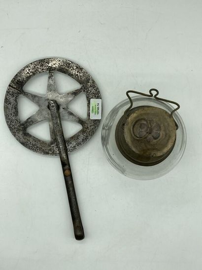 null Art populaire. 

Une lampe de mineur et une roulette de charron à décor d'une...