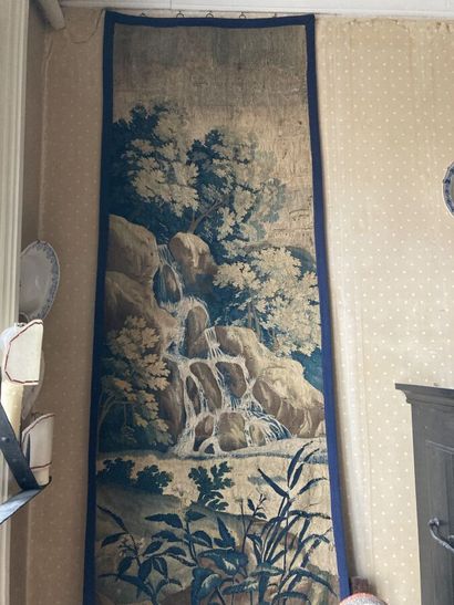 null Fragment d'une tapisserie d'Aubusson à décor d'une cascade. 

Accidents et restaurations....