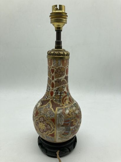 null SATSUMA. VASE à décor polychrome de scènes animées dans des médaillons sur fond...