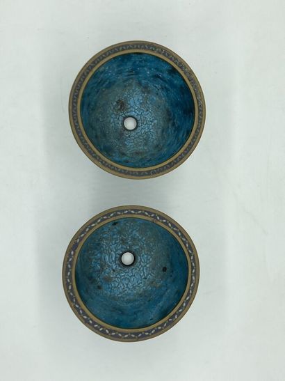null CHINE. Deux CACHE-POTS tripodes en bronze à décor cloisonné. H. 11 et 11,5 cm....
