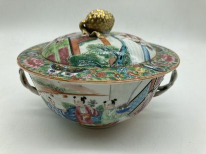 null CANTON. BOUILLON couvert en porcelaine à décor polychrome de scènes de palais,...