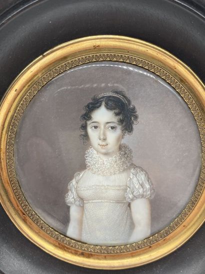 null Ecole française XIXe. Portrait de jeune fille au diadème de perles. Epoque Empire....