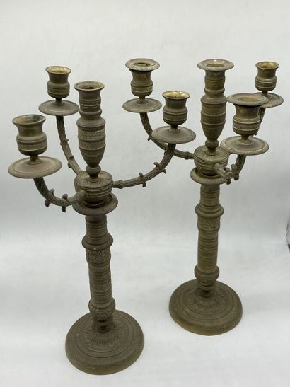 null Paire de CANDELABRES en bronze doré à décor de frises géométriques et de fleurettes....